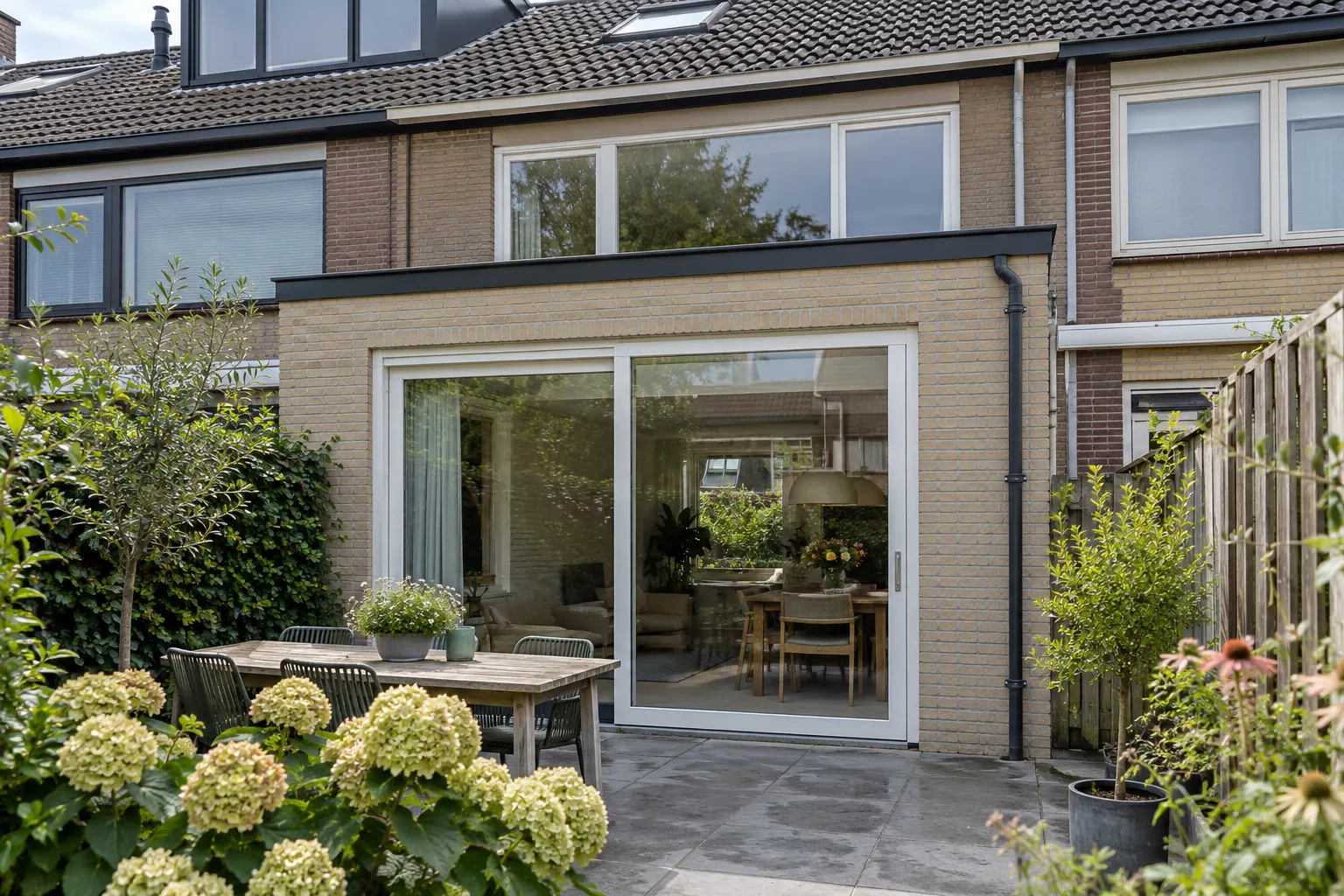 Uitbouw met lichte baksteen